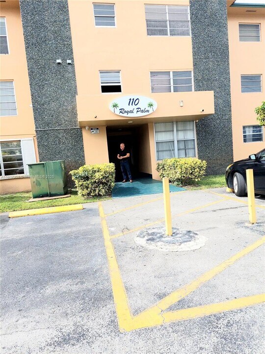 110 Royal Palm Rd in Hialeah Gardens, FL - Building Photo