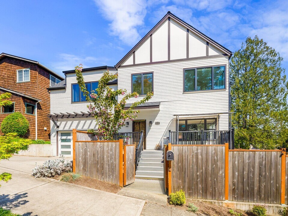 626 N 65th St in Seattle, WA - Foto de edificio