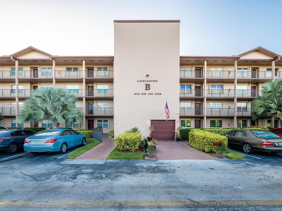 300 SW 130th Terrace in Pembroke Pines, FL - Building Photo