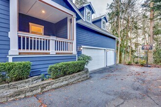 2215 Douglas Dr NE in Bainbridge Island, WA - Building Photo - Building Photo