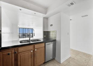 20335 W Country Club Dr, Unit 2210 in Aventura, FL - Building Photo - Building Photo