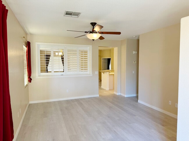 204 Crooked Tree Dr in Las Vegas, NV - Building Photo - Building Photo