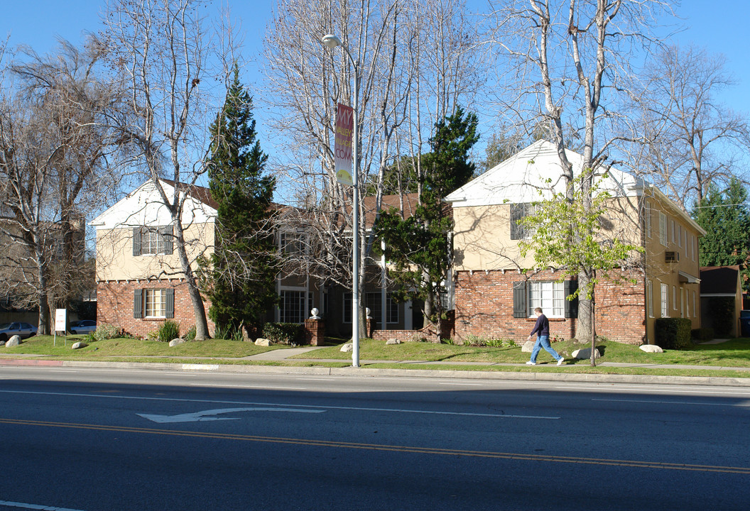 5033-5047 Laurel Canyon Blvd in Valley Village, CA - Building Photo