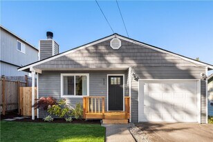 910 N 101st St in Seattle, WA - Building Photo