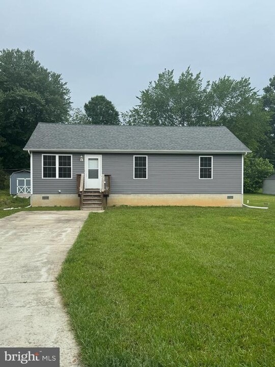 7879 Wicher Ln in La Plata, MD - Building Photo