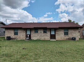 1605 N W S Young Dr, Unit B in Killeen, TX - Building Photo