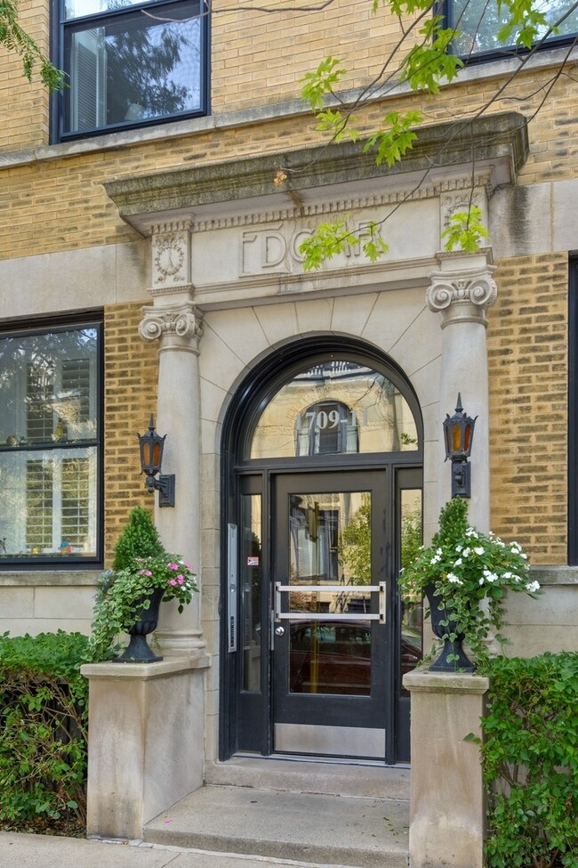 1709 N Crilly Ct in Chicago, IL - Building Photo - Building Photo