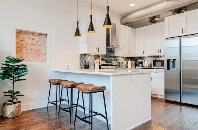 122 College St, Unit Park Suite