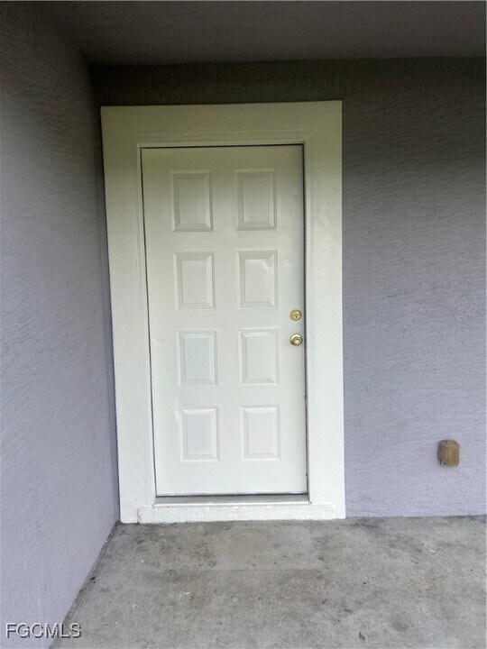 5010 Dolphin Ct in La Belle, FL - Building Photo