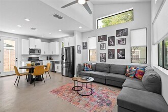 2715 E 3rd St in Austin, TX - Building Photo - Building Photo