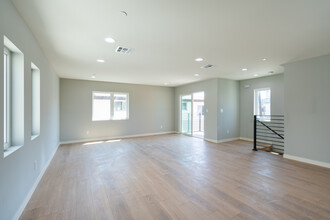 962 N Normandie Ave in Los Angeles, CA - Building Photo - Interior Photo