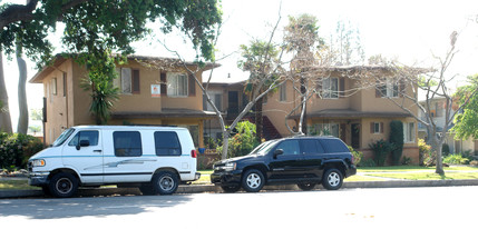 1290 N Altadena Dr in Pasadena, CA - Foto de edificio - Building Photo