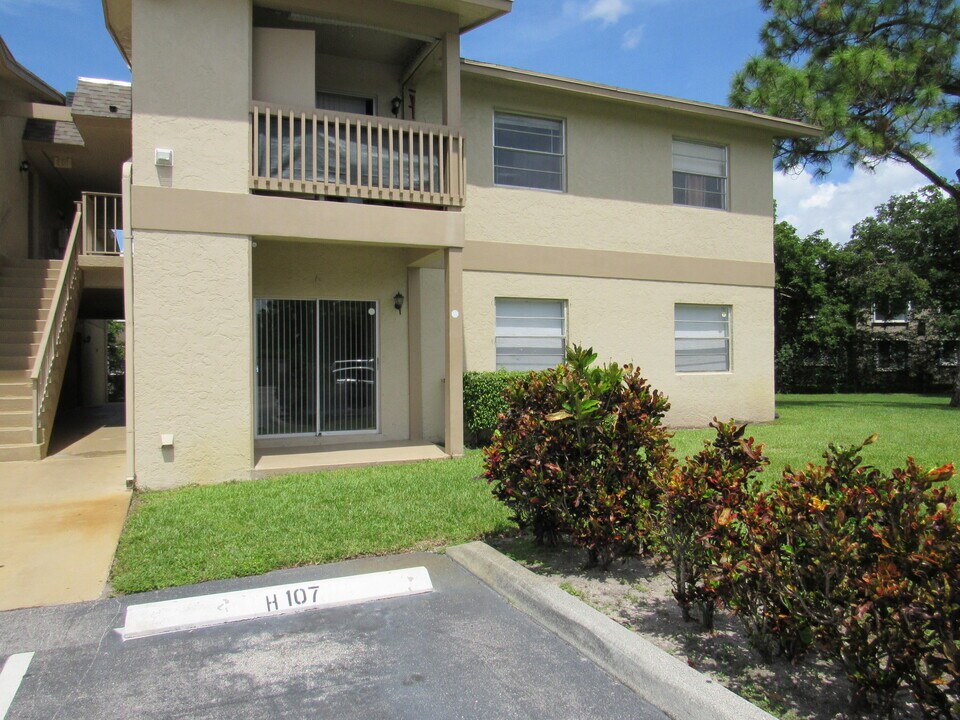 1822 Abbey Rd in West Palm Beach, FL - Building Photo