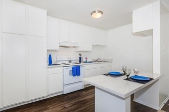 Pacific View Apartment Homes in Long Beach, CA - Building Photo - Building Photo