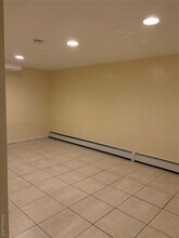 1702 Aladdin Ave in New Hyde Park, NY - Building Photo - Building Photo