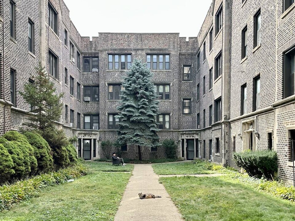 1319.5 W Estes Ave in Chicago, IL - Building Photo