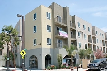 Hollydale Plaza Apartments in South Gate, CA - Foto de edificio - Building Photo