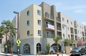 Hollydale Plaza Apartments in South Gate, CA - Building Photo - Building Photo