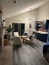 4646 S 124th St in Greenfield, WI - Foto de edificio - Building Photo