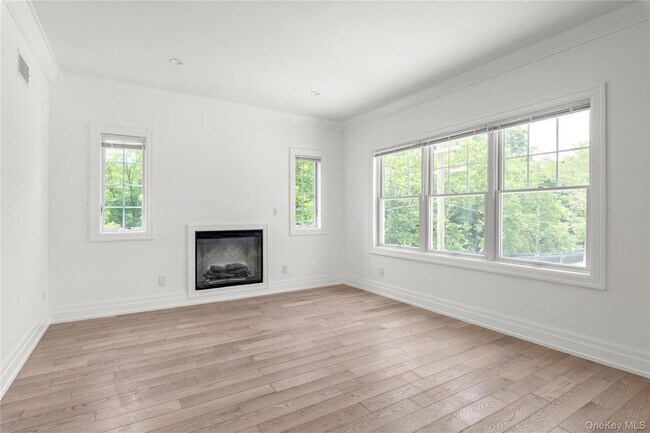 20 Secatoag Ave, Unit 2B in Port Washington, NY - Building Photo - Building Photo