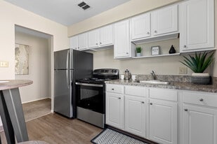 Manor Park Apartments in Eastlake, OH - Building Photo