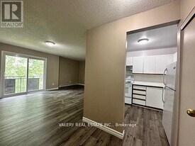 9 Lowndes Ave in Georgina, ON - Building Photo