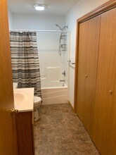 221 Glenda Dr in Marshalltown, IA - Foto de edificio - Building Photo