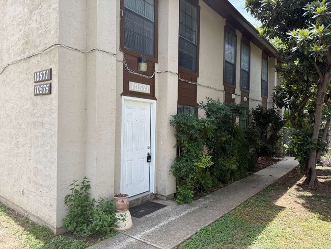 10571 Starcrest Dr in San Antonio, TX - Building Photo - Building Photo