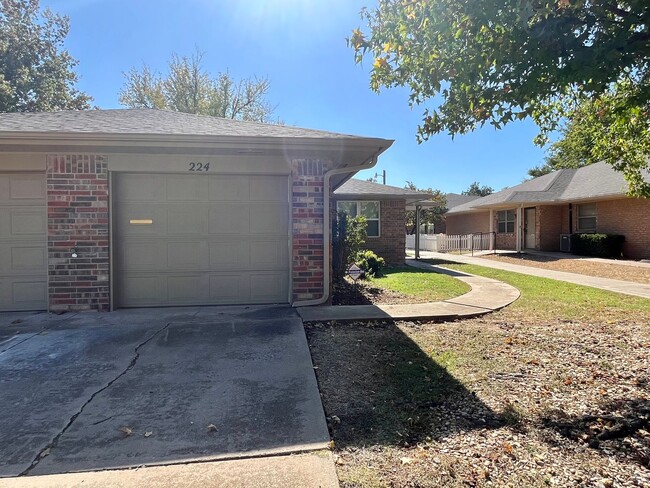 224 Hadwiger Ln in Edmond, OK - Foto de edificio - Building Photo