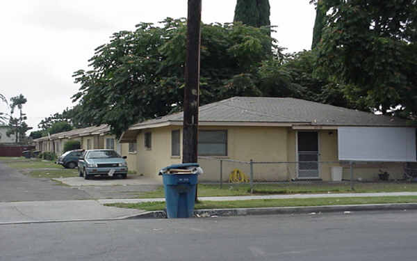 9338-9342 1/2 Elm Vista Dr in Downey, CA - Foto de edificio