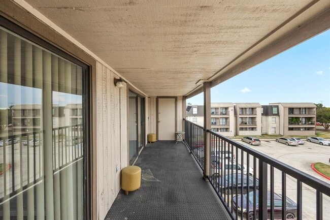 property at 206 Plaza Verde Dr