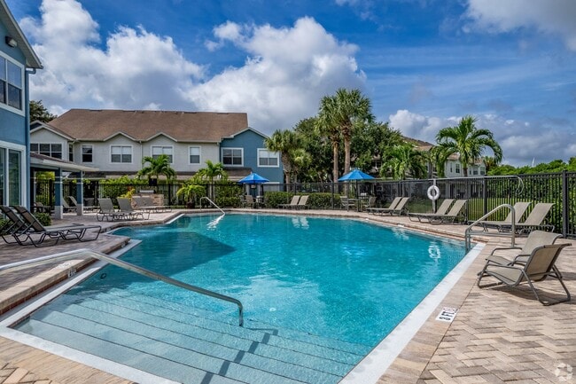 Calais Park Apartments in St. Petersburg, FL - Foto de edificio - Building Photo
