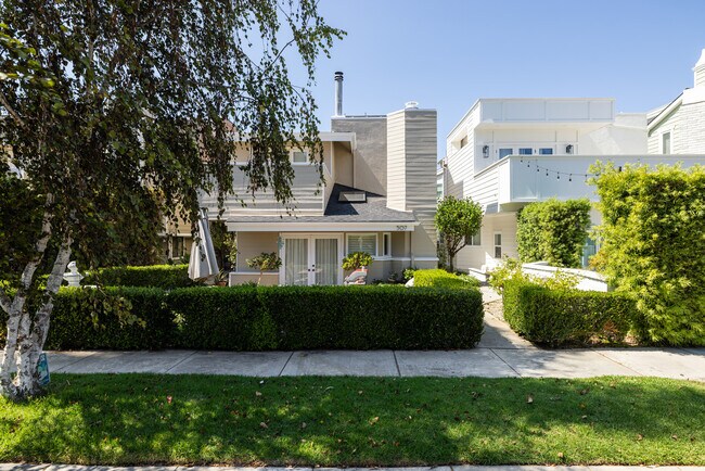 property at 507 1/2 Narcissus Ave