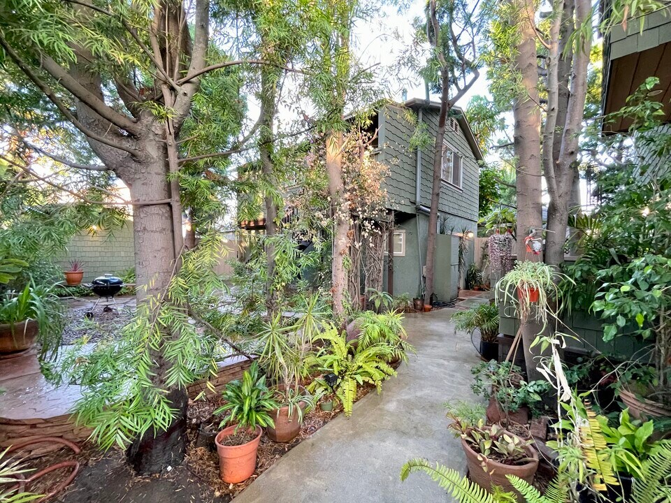 3869 McLaughlin Ave, Unit Rear in Los Angeles, CA - Building Photo