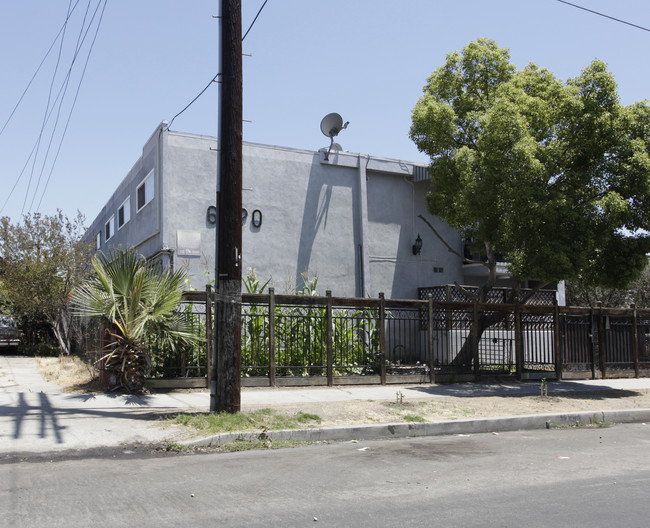 6820 Ben Ave in North Hollywood, CA - Foto de edificio - Building Photo