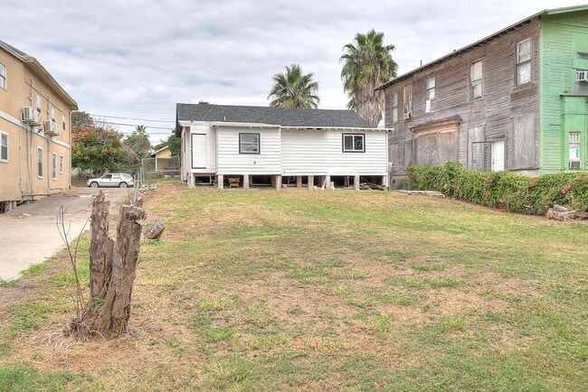 property at 907 Laredo St