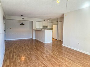 4350 NW 107th Ave in Miami, FL - Building Photo - Building Photo