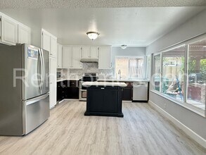 8855 Centaurus Way in San Diego, CA - Building Photo - Building Photo