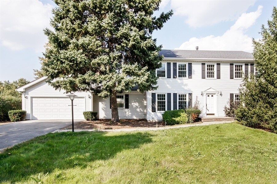 18 Oak Brook Rd in Oak Brook, IL - Building Photo