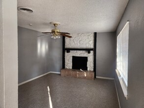 1321 Rosewood Hills Dr in Garland, TX - Foto de edificio - Building Photo