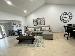 4533 SW 143rd Pl in Miami, FL - Foto de edificio - Building Photo