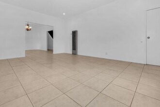 915 E 91st St in Los Angeles, CA - Building Photo - Building Photo