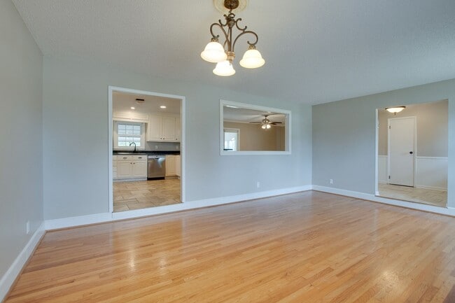 2107 Edinburgh Dr SW in Huntsville, AL - Building Photo - Building Photo