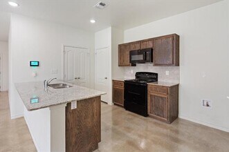 1106 Barbara Jordan St in Killeen, TX - Foto de edificio - Building Photo