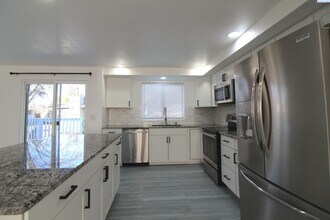 8130 W Falls Pl in Kennewick, WA - Building Photo - Building Photo