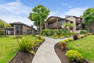 Beachpoint Apartments in Huntington Beach, CA - Foto de edificio - Building Photo