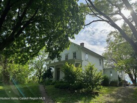 145 E Camp Rd in Germantown, NY - Building Photo