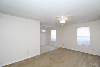 8110 Stonebrook Dr in Pensacola, FL - Foto de edificio - Building Photo