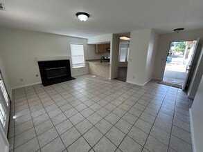 363 W Meadow Dr in Tulare, CA - Building Photo - Building Photo
