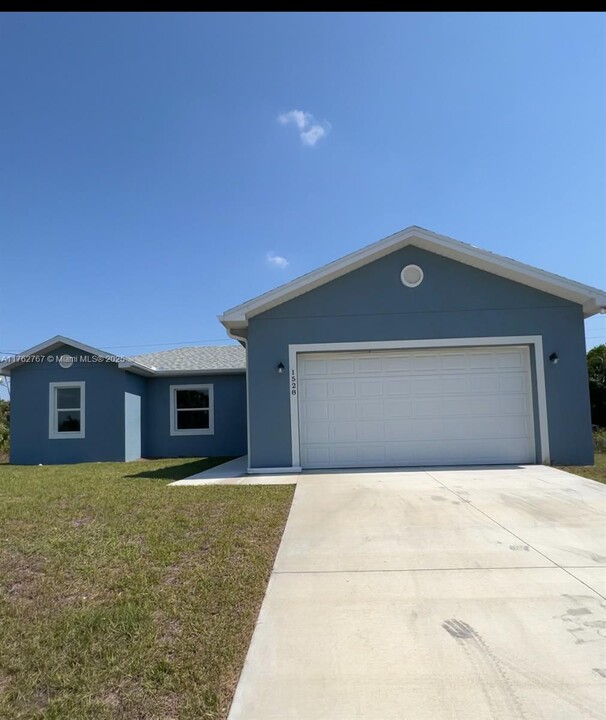 1528 Jay Terrace in La Belle, FL - Foto de edificio